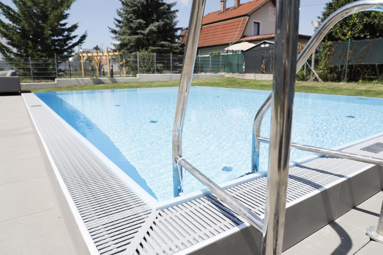 Rooftop Terrace, Free Garage Parking And Pool!